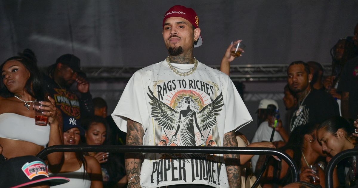 Chris Brown indezinará empregada em R$ 67 milhões após ataque de cão
