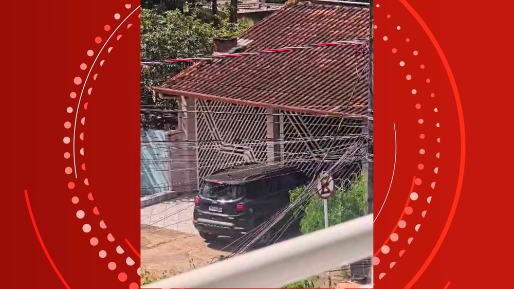 Mulher avança de carro contra portão, invade casa e mata homem atropelado; veja vídeo