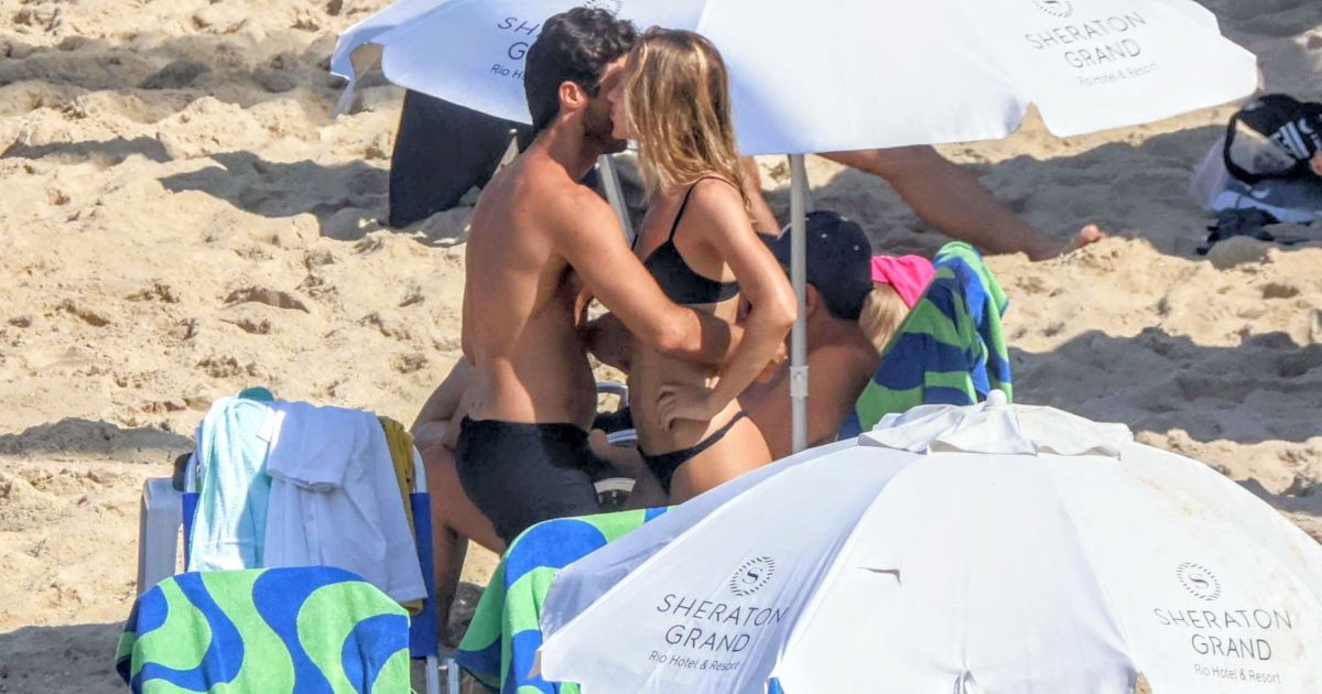 Após romance com Duda Santos, Tiago Iorc surge com loira misteriosa