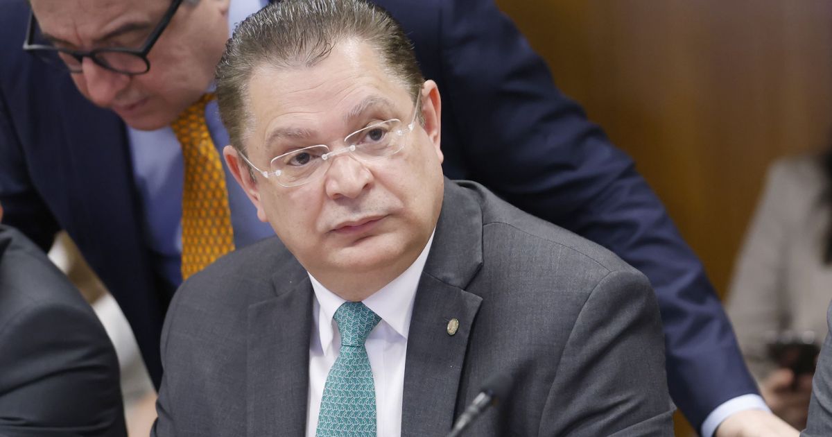 Dino cita saques de até R$ 15 milhões em caso de Sóstenes Cavalcante